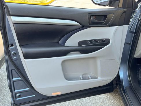Used 2019 Toyota Highlander Plus AWD/4WD image 15