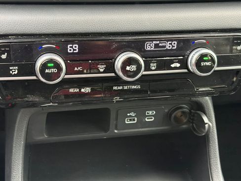 Used 2025 Honda Pilot Sport image 23