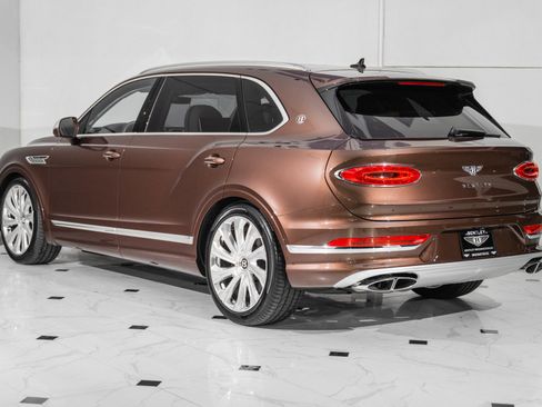 Used 2025 Bentley Bentayga Extended Wheelbase image 3