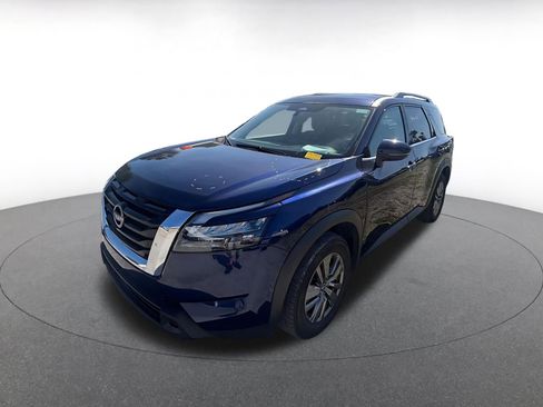 Used 2025 Nissan Pathfinder SV image 4