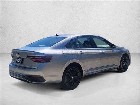 Used 2023 Volkswagen Jetta SE w/ Panoramic Sunroof Package image 5