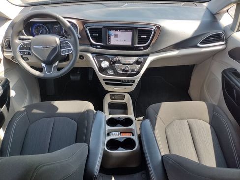 Used 2023 Chrysler Voyager LX FWD image 5