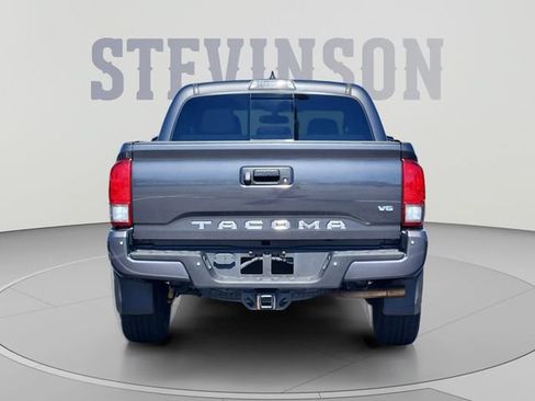 Used 2017 Toyota Tacoma TRD Off-Road w/ Premium & Technology Package AWD/4WD image 4