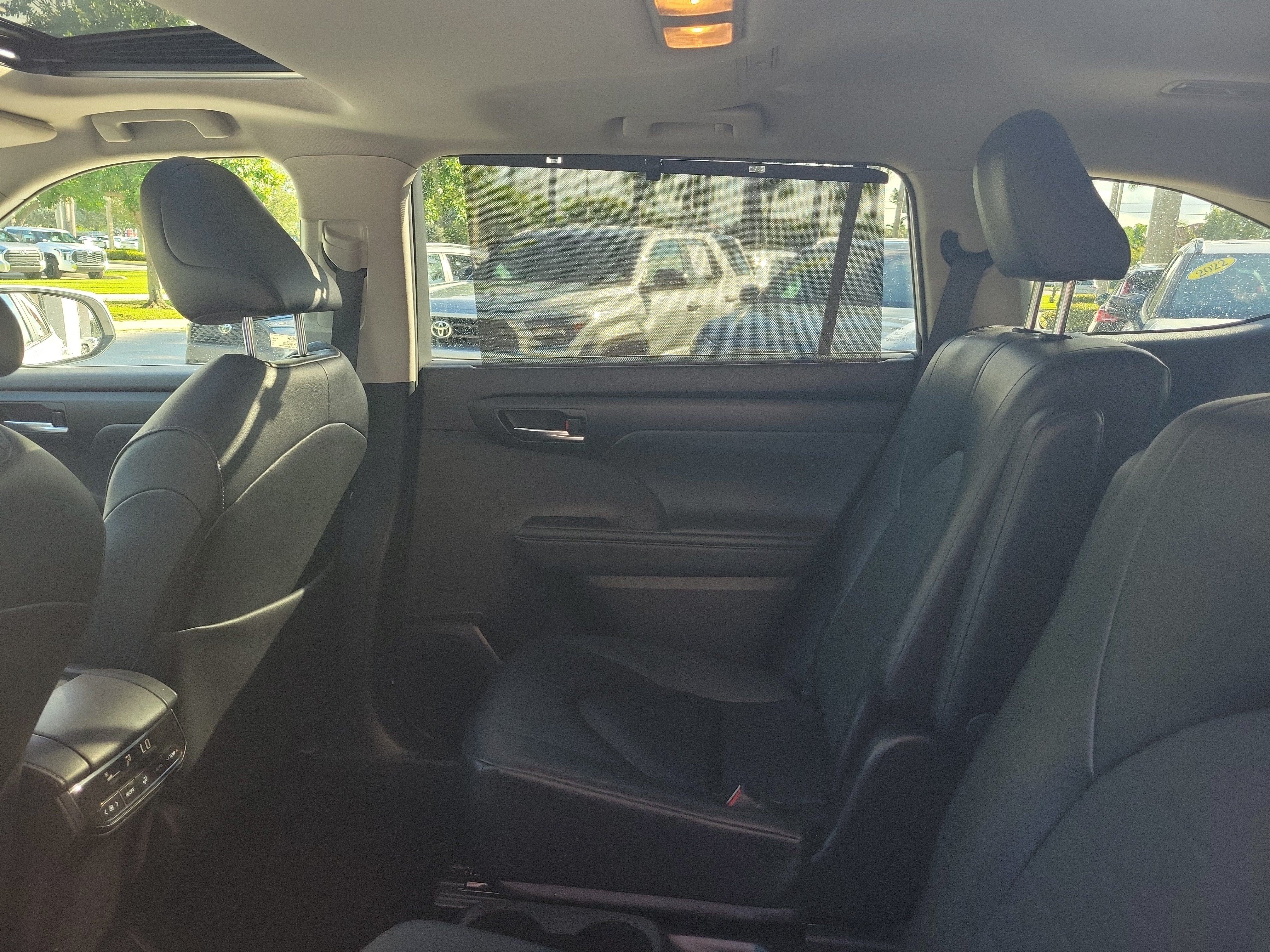 Used 2025 Toyota Highlander XLE FWD image 17