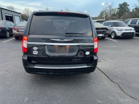 Used 2016 Chrysler Town & Country Touring image 4