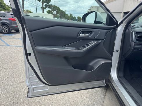 Used 2025 Nissan Rogue SV FWD image 18