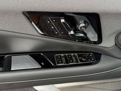 Used 2025 Cadillac Optiq Sport 2 w/ LPO, Floor Liner Package AWD/4WD image 21