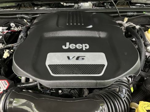 Used 2016 Jeep Wrangler Unlimited Sahara w/ Connectivity Group AWD/4WD image 26
