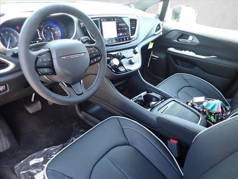 New 2027 Chrysler Pacifica Limited AWD/4WD image 11