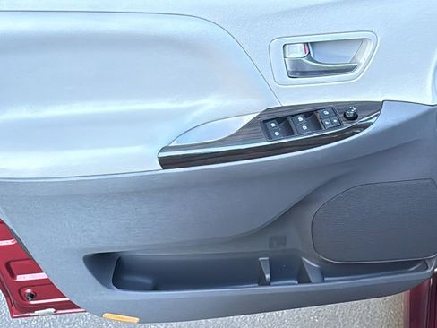 Used 2020 Toyota Sienna XLE w/ XLE Navigation Package image 18