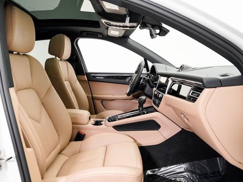 Used 2025 Porsche Macan image 25