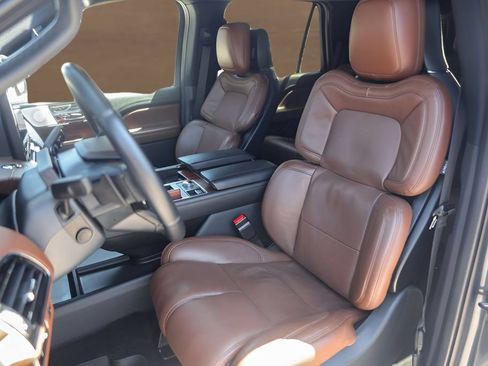 Used 2024 Lincoln Navigator Reserve AWD/4WD image 7