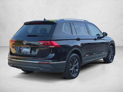 Used 2022 Volkswagen Tiguan SE w/ Panoramic Sunroof Package FWD image 5