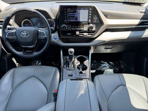 Used 2021 Toyota Highlander XLE AWD/4WD image 12
