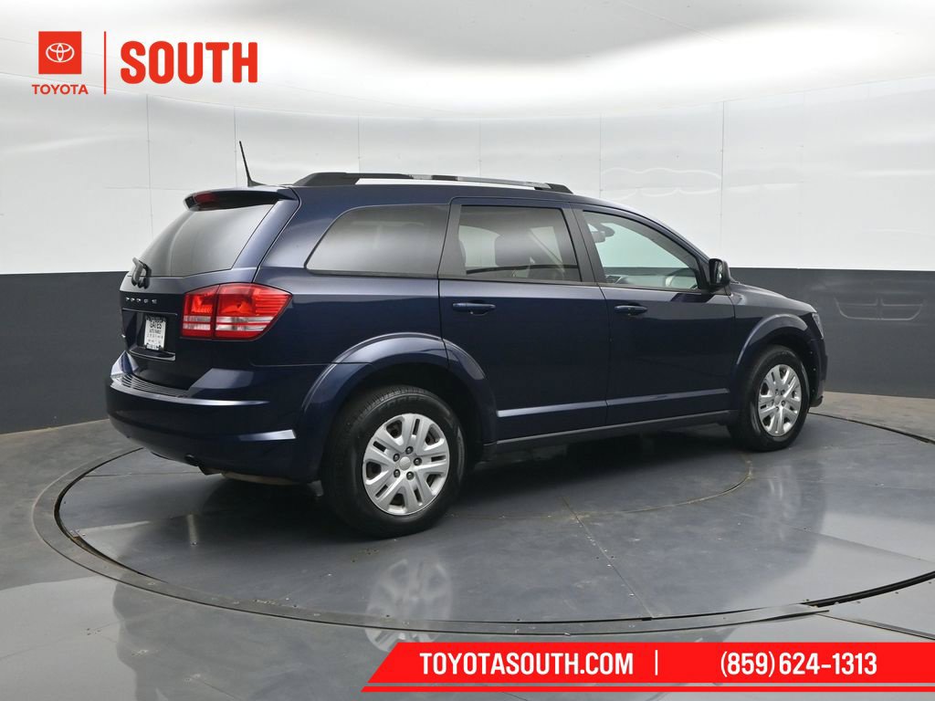 Used 2018 Dodge Journey SE w/ Connectivity Group FWD image 2