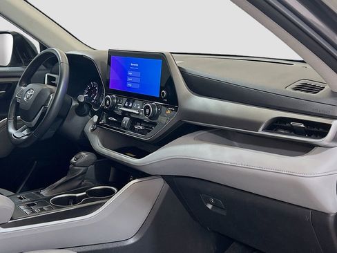 Used 2023 Toyota Highlander XLE FWD image 28