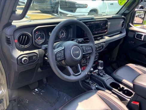 Certified 2025 Jeep Wrangler Unlimited Rubicon AWD/4WD image 17