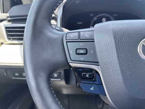 Used 2025 Toyota Camry XLE AWD/4WD image 19