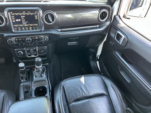 Used 2019 Jeep Wrangler Unlimited Sahara AWD/4WD image 14