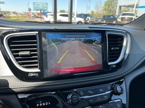 Used 2025 Chrysler Pacifica Limited FWD image 27