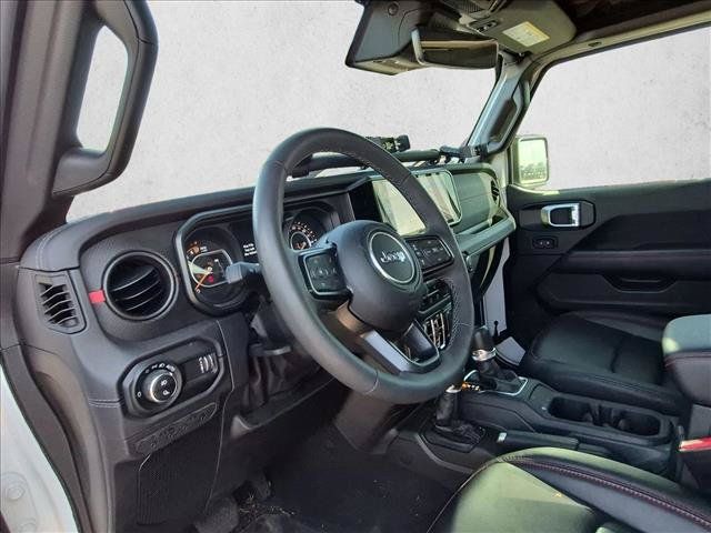 Used 2025 Jeep Gladiator Rubicon AWD/4WD image 5