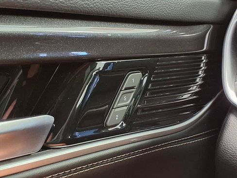 Used 2024 Jeep Wagoneer 2WD image 33