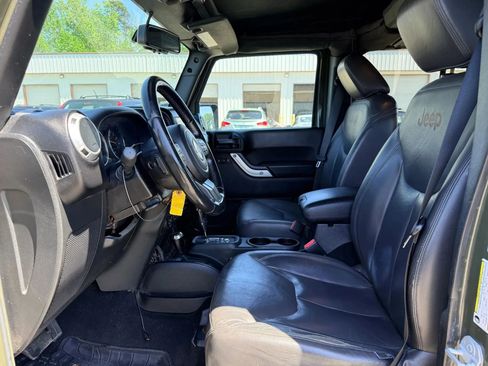 Used 2015 Jeep Wrangler Unlimited Sahara w/ Connectivity Group AWD/4WD image 2