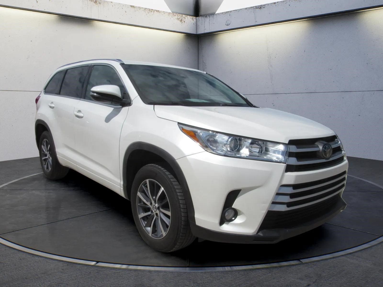 Used 2018 Toyota Highlander XLE w/ Carpet Mat Package (TMS) FWD image 2