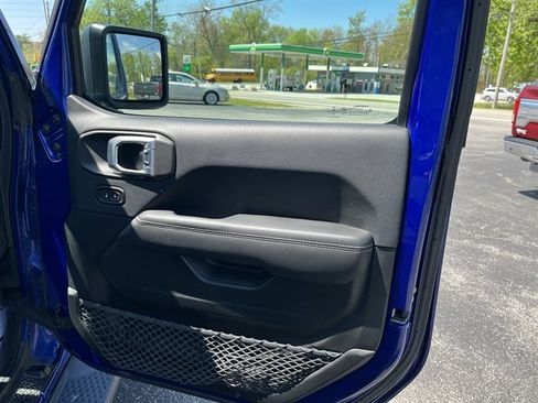 Used 2018 Jeep Wrangler Unlimited Sahara AWD/4WD image 33
