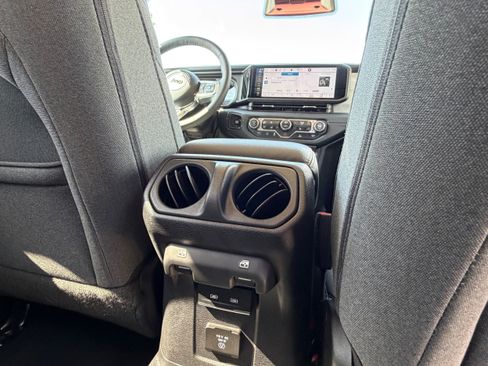 Used 2025 Jeep Wrangler Unlimited Sahara AWD/4WD image 16