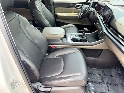 Used 2025 Kia Carnival FWD image 30