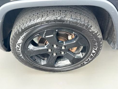 Used 2019 Jeep Grand Cherokee Laredo AWD/4WD image 39