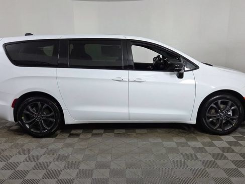 New 2026 Chrysler Pacifica Select FWD image 8