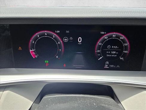 Used 2025 Volkswagen Tiguan SE AWD/4WD image 9