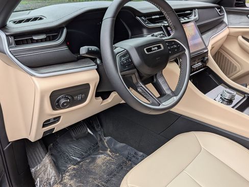 Certified 2024 Jeep Grand Cherokee Limited w/ Black Appearance Package image 16