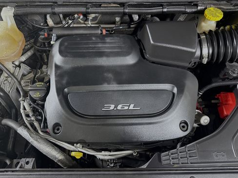 Used 2018 Chrysler Pacifica Touring Plus w/ Tire & Wheel Group image 39