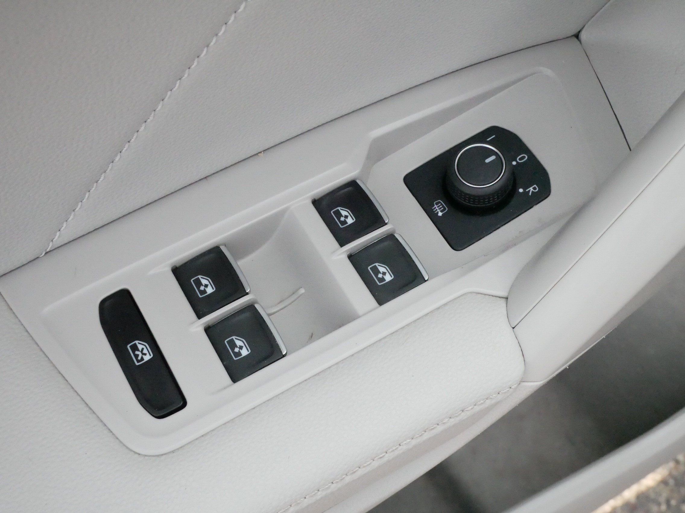 Certified 2023 Volkswagen Tiguan SE R-Line AWD/4WD image 19