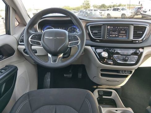 Used 2023 Chrysler Voyager LX FWD image 10