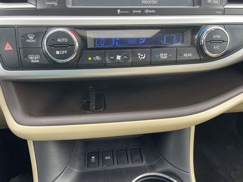 Used 2019 Toyota Highlander Limited FWD image 28