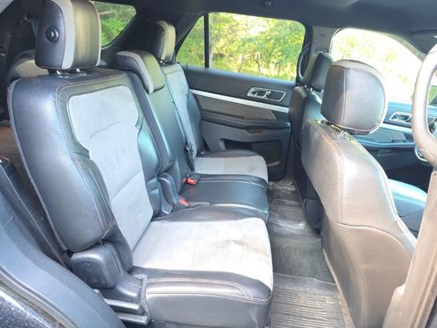 Used 2017 Ford Explorer XLT w/ Equipment Group 202A AWD/4WD image 17