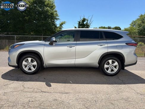 Used 2024 Toyota Highlander LE AWD/4WD image 5