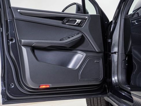 Certified 2025 Porsche Macan image 23