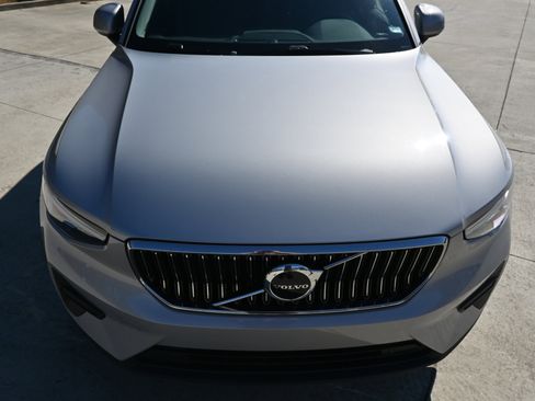 Used 2025 Volvo XC40 B5 Core image 12