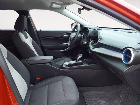 Used 2024 Chevrolet Trax LS w/ LS Convenience Package FWD image 9