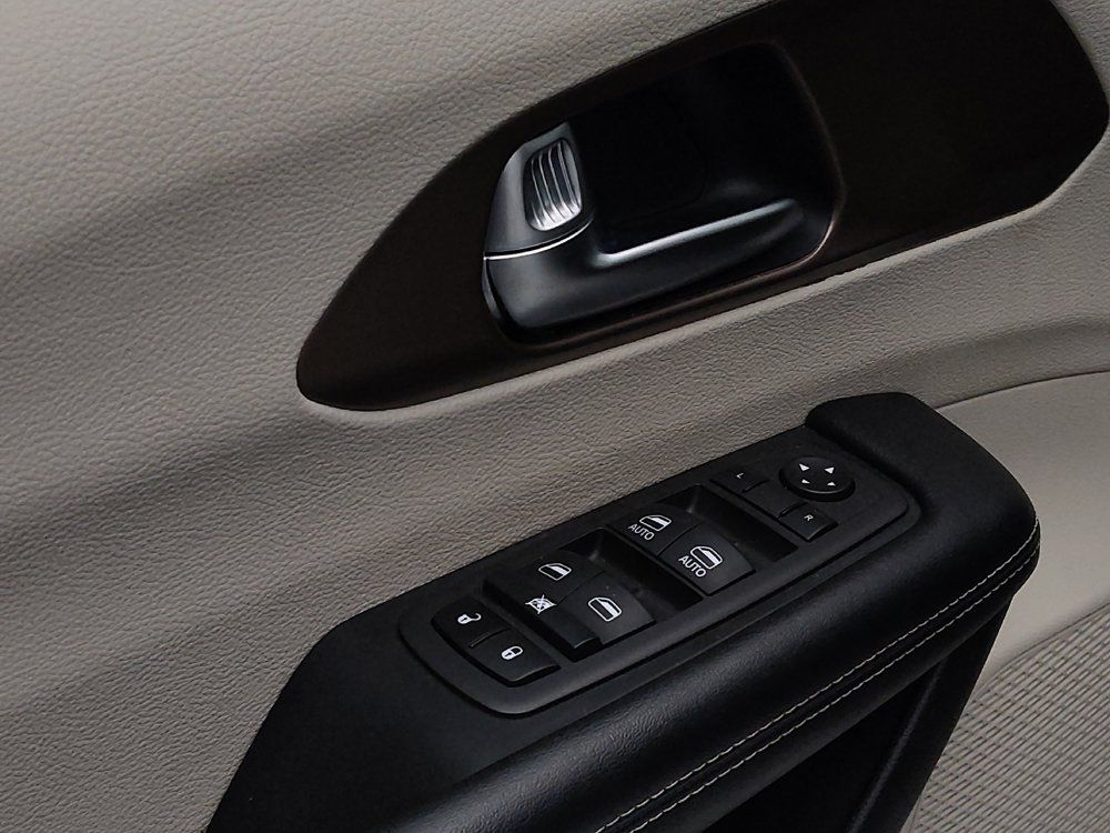 Used 2022 Chrysler Voyager LX FWD image 27