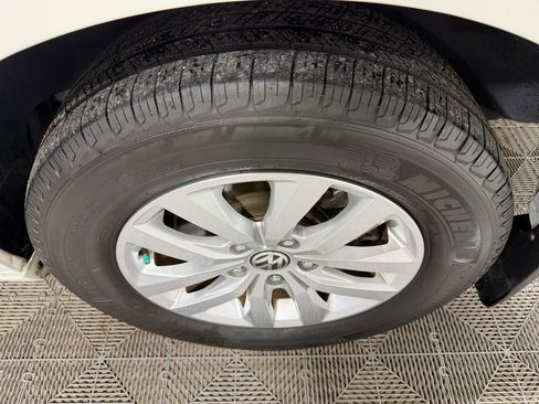 Used 2012 Volkswagen Routan SE image 19