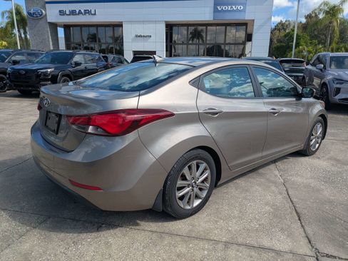 Used 2014 Hyundai Elantra SE w/ Option Group 02 FWD image 4