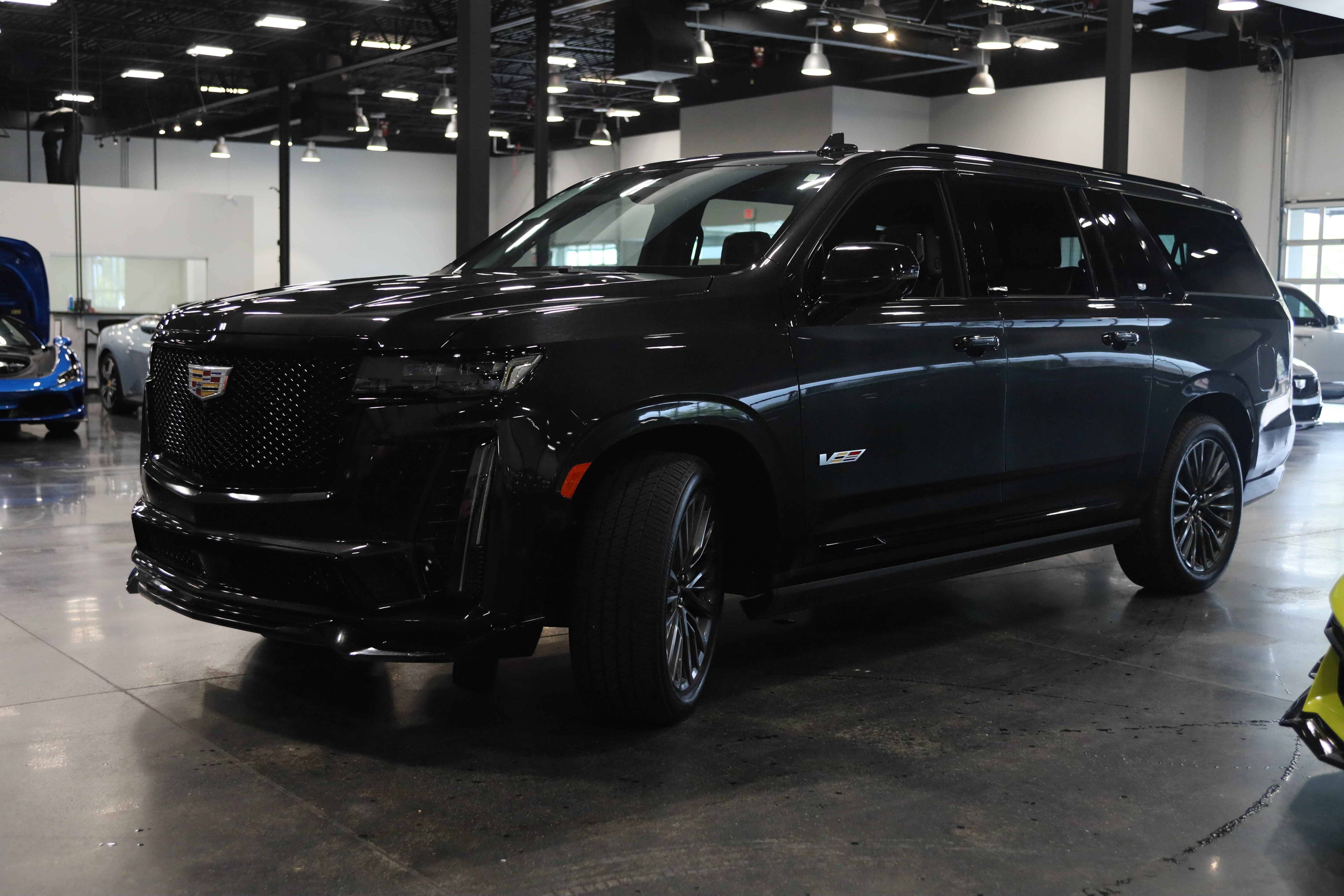 Used 2024 Cadillac Escalade ESV V AWD/4WD image 3
