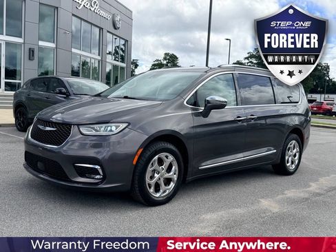 Used 2021 Chrysler Pacifica Limited AWD/4WD image 2