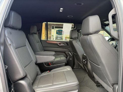 Used 2025 GMC Yukon XL Denali AWD/4WD image 23
